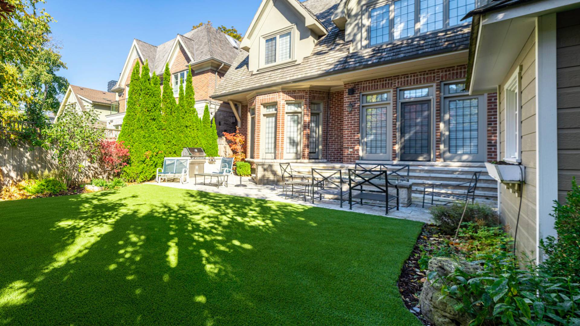 Artificial grass front yard installed by SYNLawn