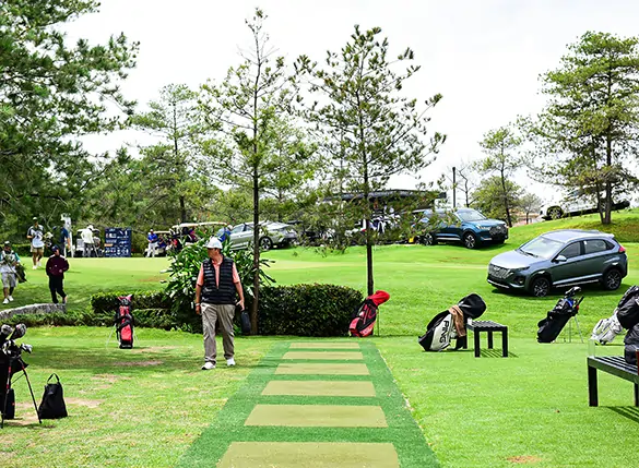 Golfers practicing on artificial grass from SYNLawn